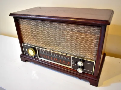 Vintage 1950s Zenith Tube Radio
